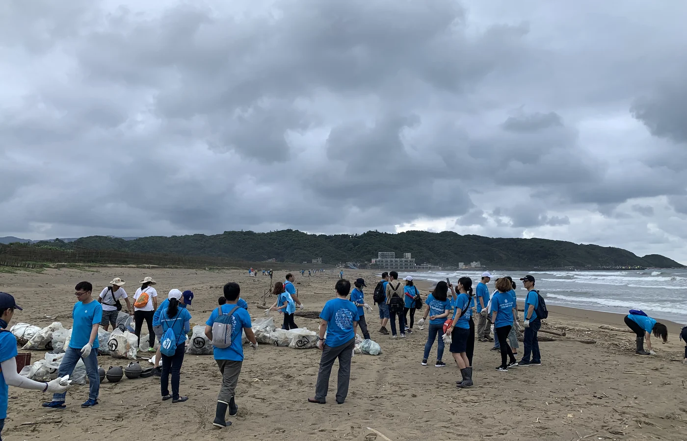 Shoreline cleanup volunteer event